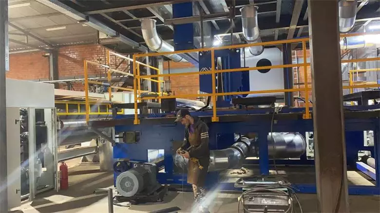 Le rugissement de la machine de non-tissé SMMS AZX SMMS Nonwoven Machine 02